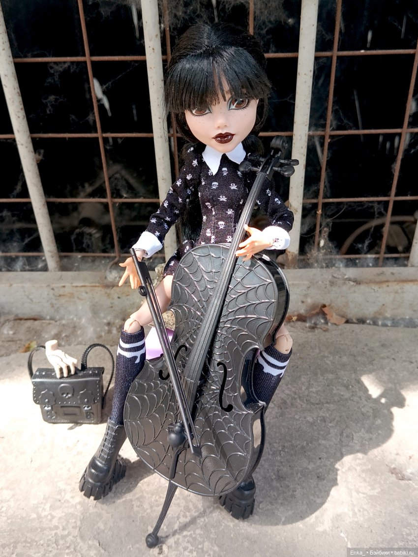 Уэнсдей и игра на виолончели (фото 2)