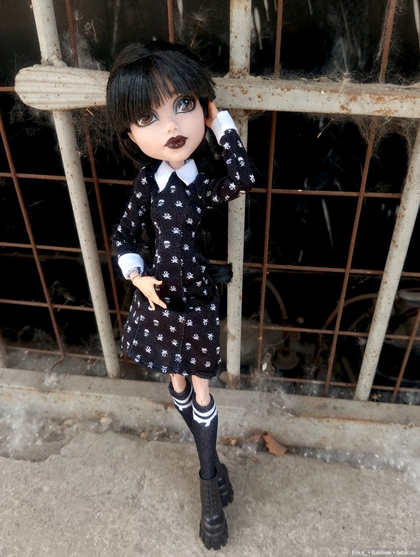 Уэнсдей и игра на виолончели