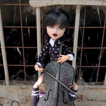 Уэнсдей и игра на виолончели