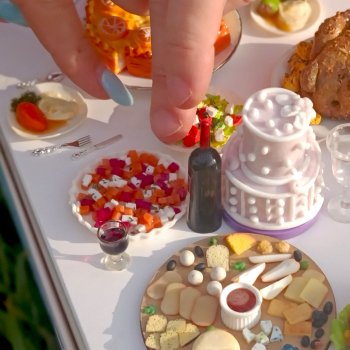 Как девочки свадебный стол накрывали, а куклы за ним пировали