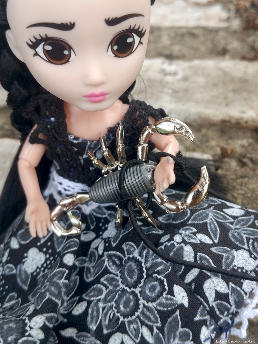 Малышка Уэнсди на прогулке с питомцем (фото 6)