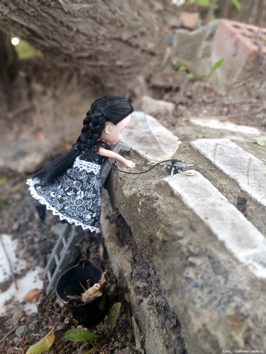 Малышка Уэнсди на прогулке с питомцем (фото 9)