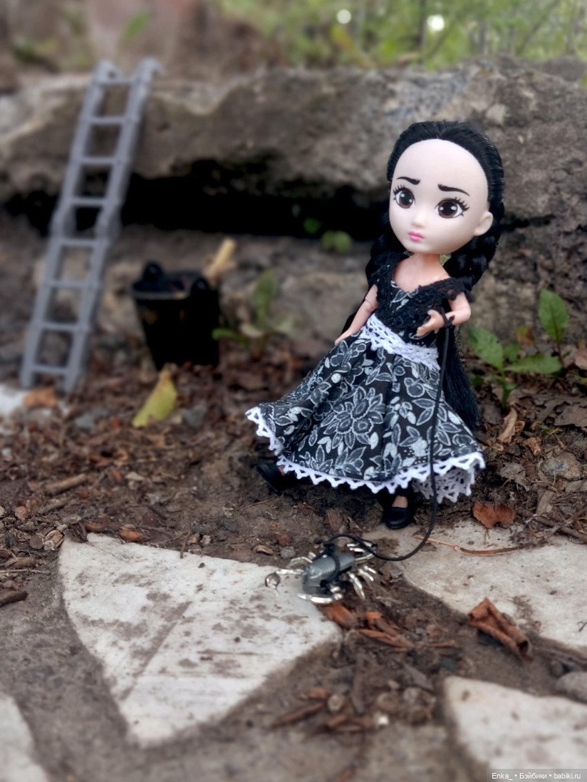 Малышка Уэнсди на прогулке с питомцем