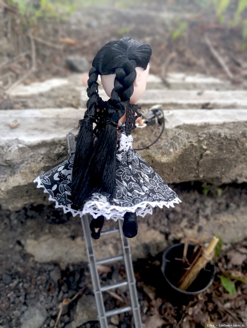 Малышка Уэнсди на прогулке с питомцем