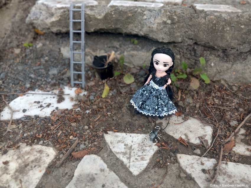 Малышка Уэнсди на прогулке с питомцем