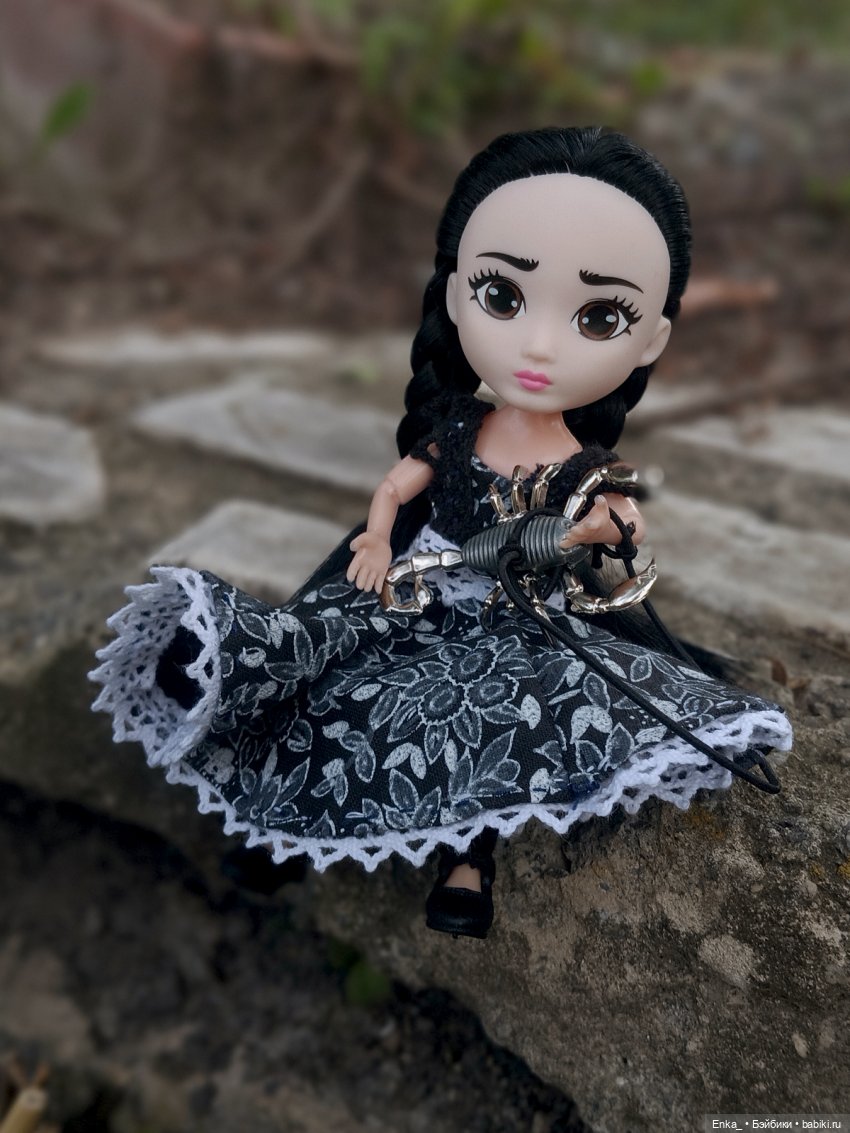 Малышка Уэнсди на прогулке с питомцем (фото 7)