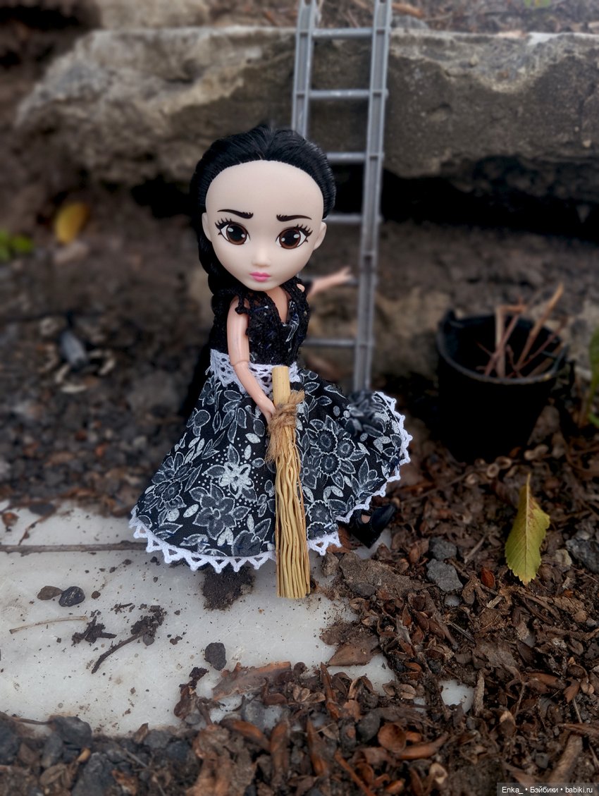 Малышка Уэнсди на прогулке с питомцем