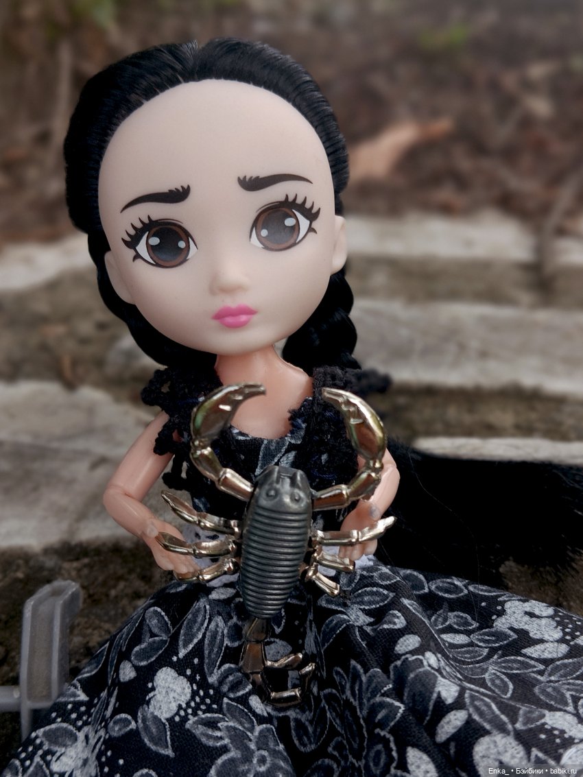 Малышка Уэнсди на прогулке с питомцем