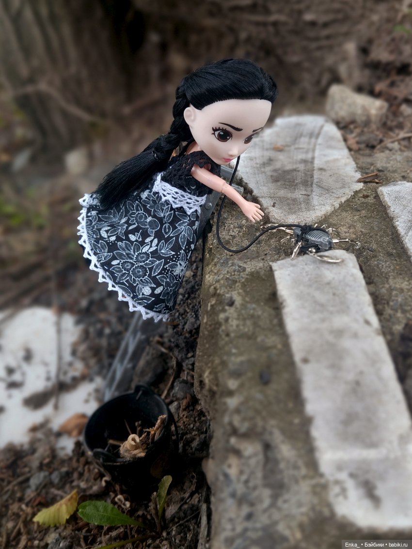 Малышка Уэнсди на прогулке с питомцем (фото 8)