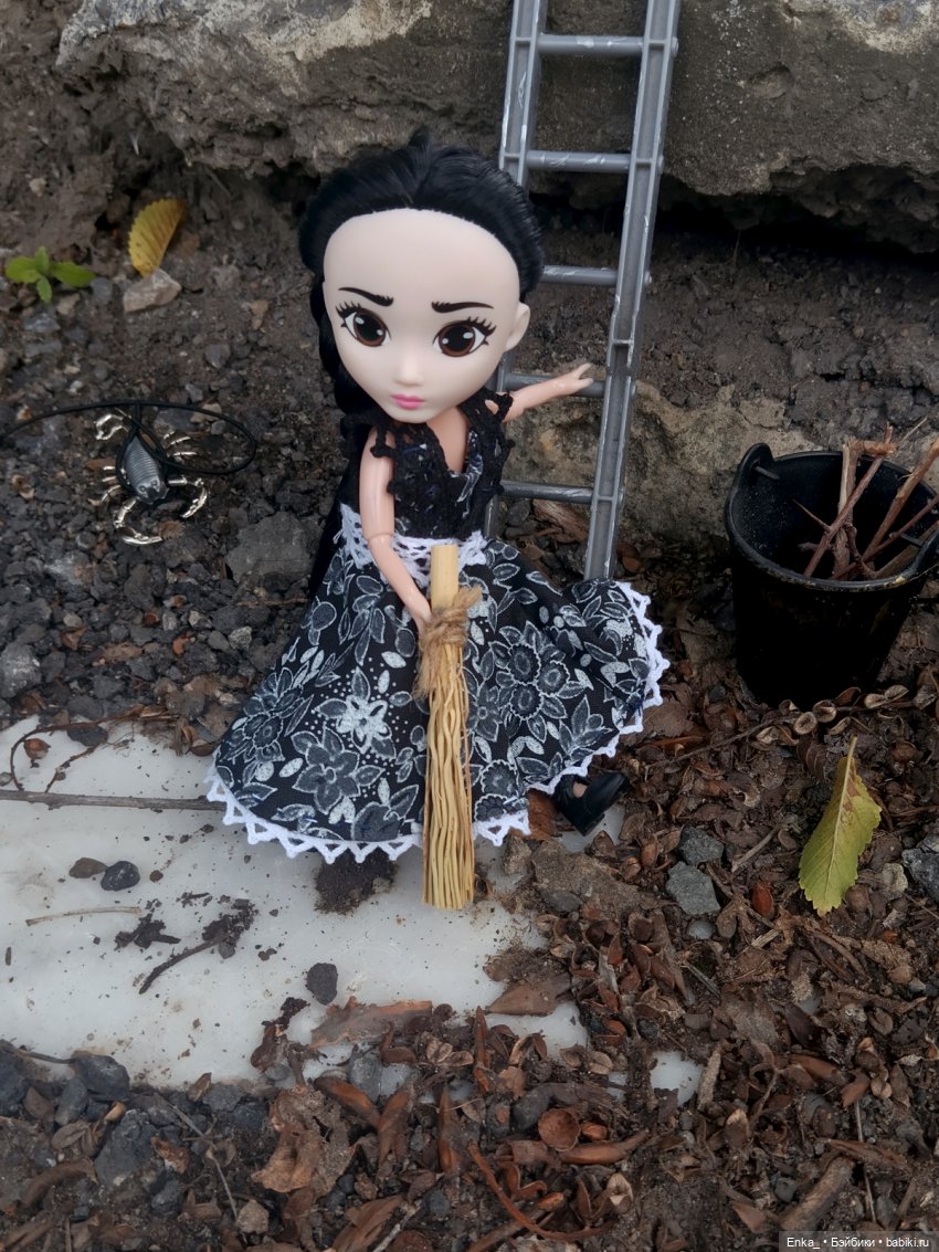 Малышка Уэнсди на прогулке с питомцем