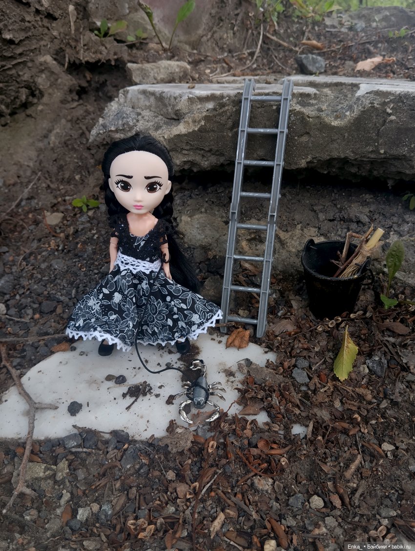 Малышка Уэнсди на прогулке с питомцем