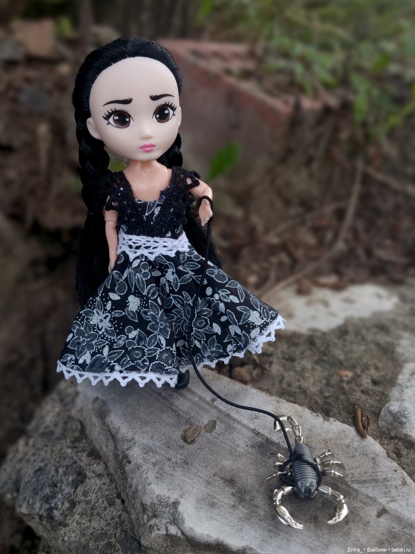 Малышка Уэнсди на прогулке с питомцем (фото 4)