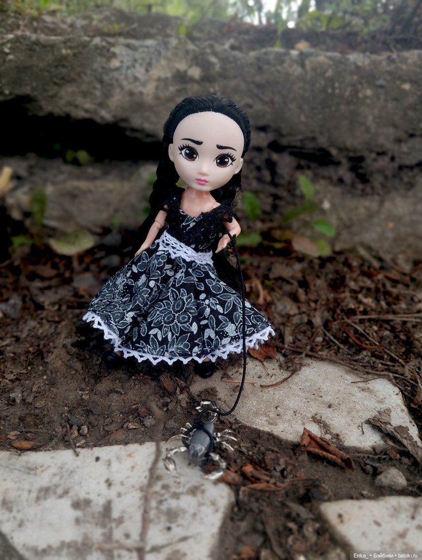 Малышка Уэнсди на прогулке с питомцем