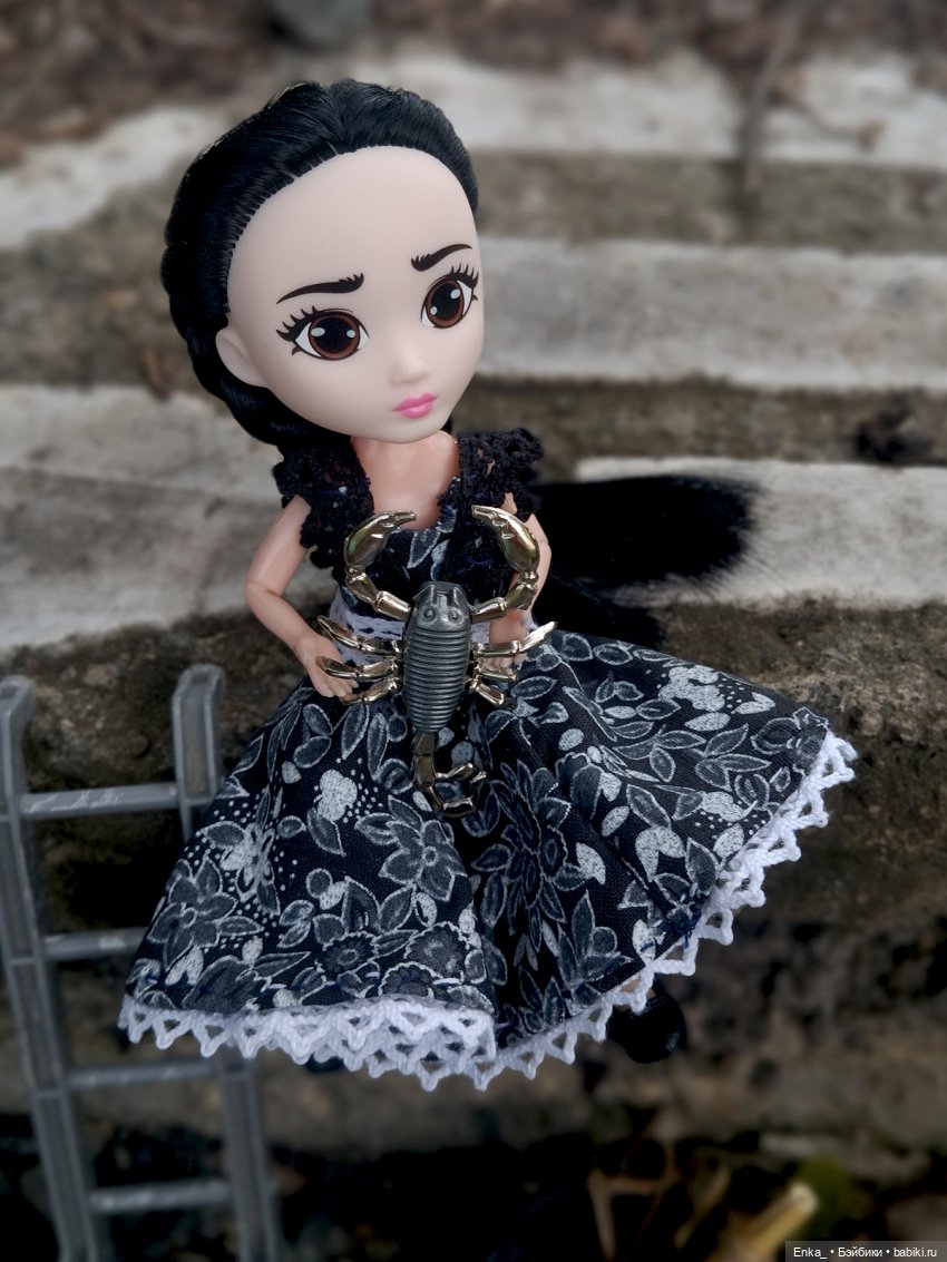 Малышка Уэнсди на прогулке с питомцем