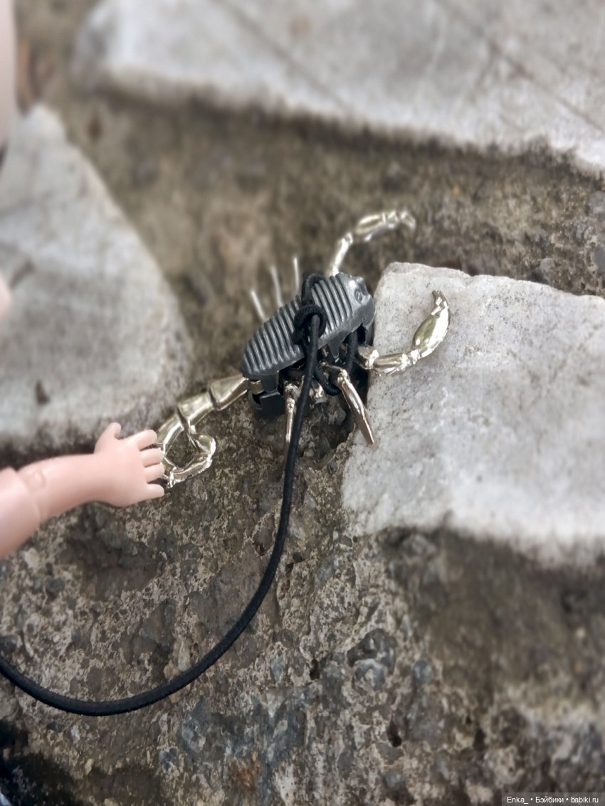 Малышка Уэнсди на прогулке с питомцем (фото 10)