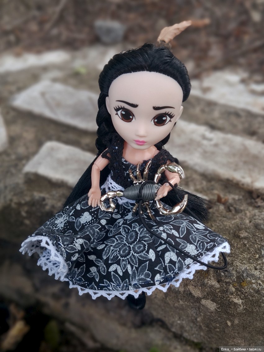 Малышка Уэнсди на прогулке с питомцем (фото 5)