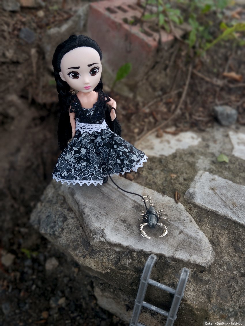 Малышка Уэнсди на прогулке с питомцем