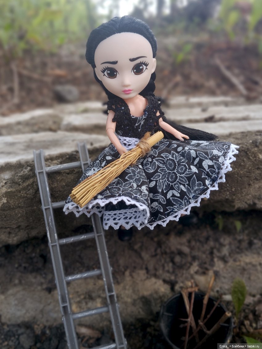 Малышка Уэнсди на прогулке с питомцем