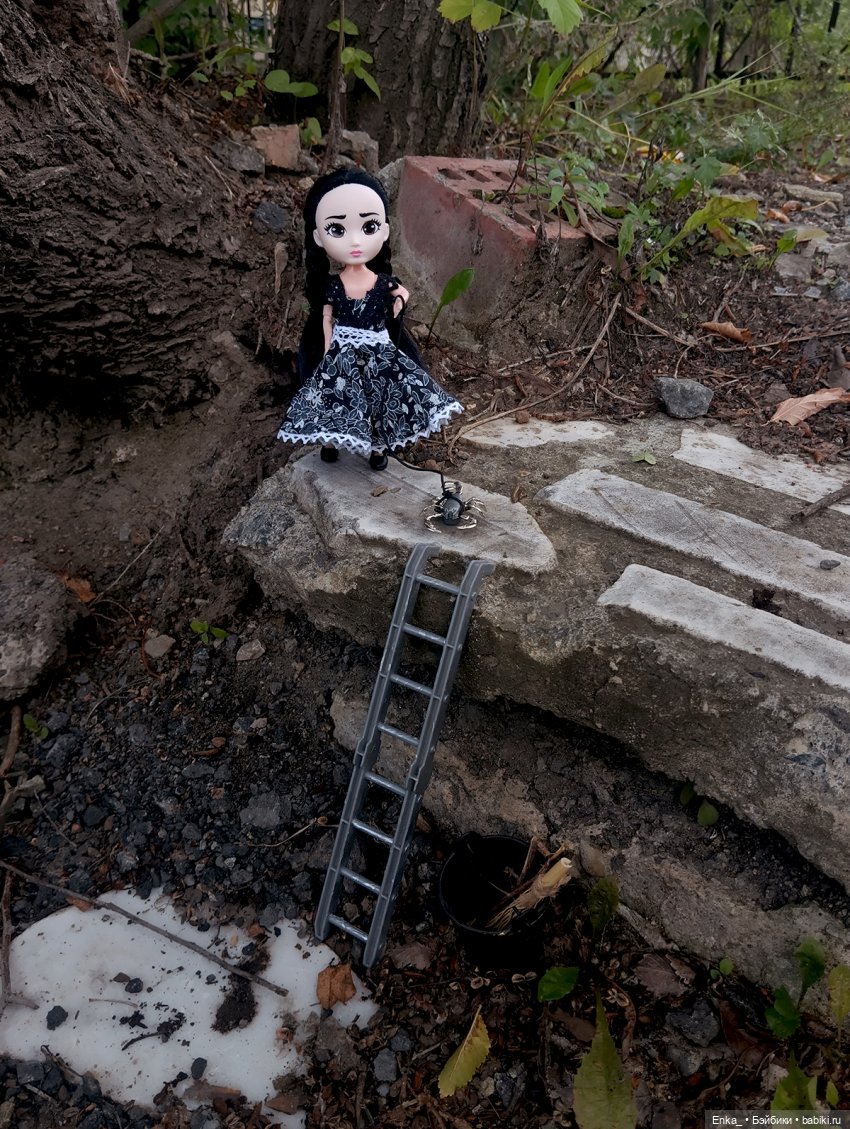 Малышка Уэнсди на прогулке с питомцем (фото 3)