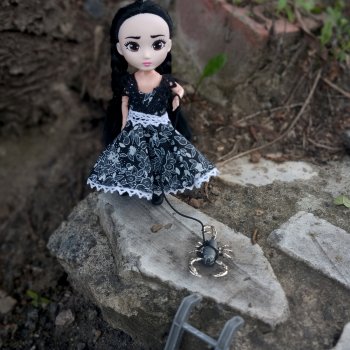 Малышка Уэнсди на прогулке с питомцем