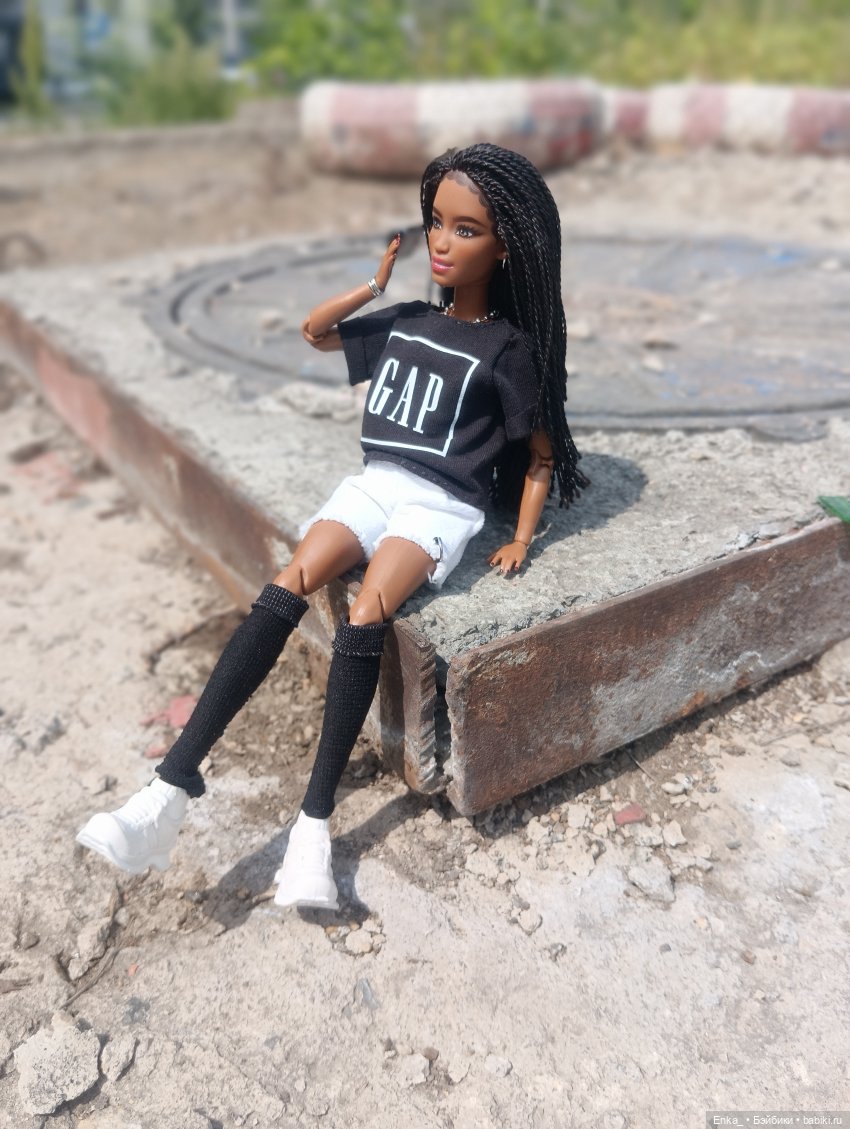 На прогулке с Ким — Куклы Barbie (Барби): Looks (фото 6)