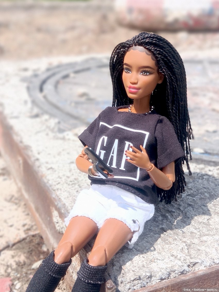 На прогулке с Ким — Куклы Barbie (Барби): Looks (фото 7)