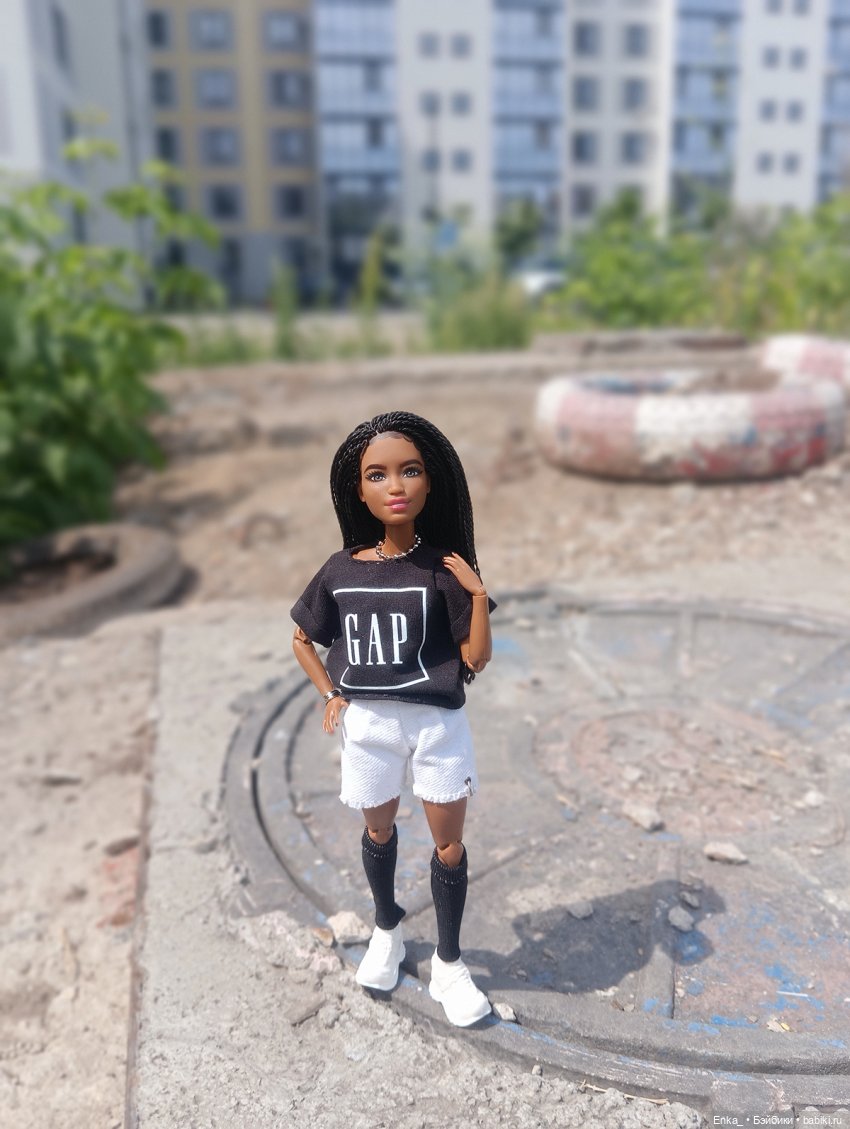 На прогулке с Ким — Куклы Barbie (Барби): Looks (фото 3)