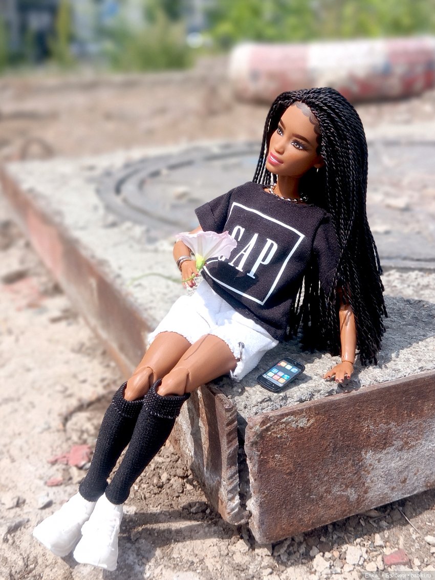 На прогулке с Ким — Куклы Barbie (Барби): Looks (фото 10)