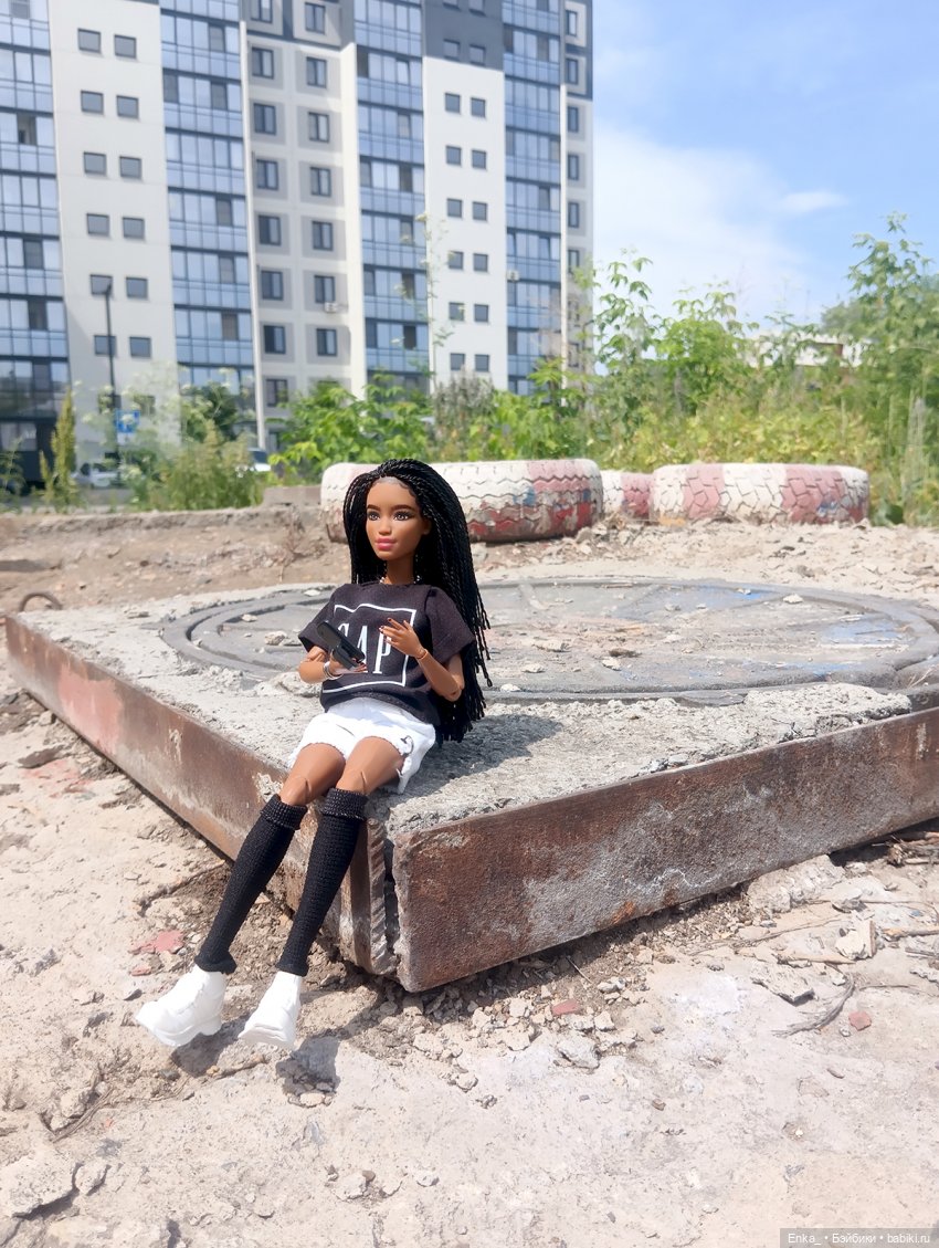 На прогулке с Ким — Куклы Barbie (Барби): Looks (фото 8)