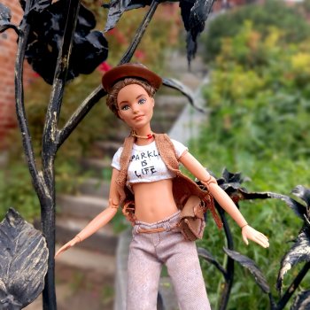 Аннет у Косого дома в Екатеринбурге