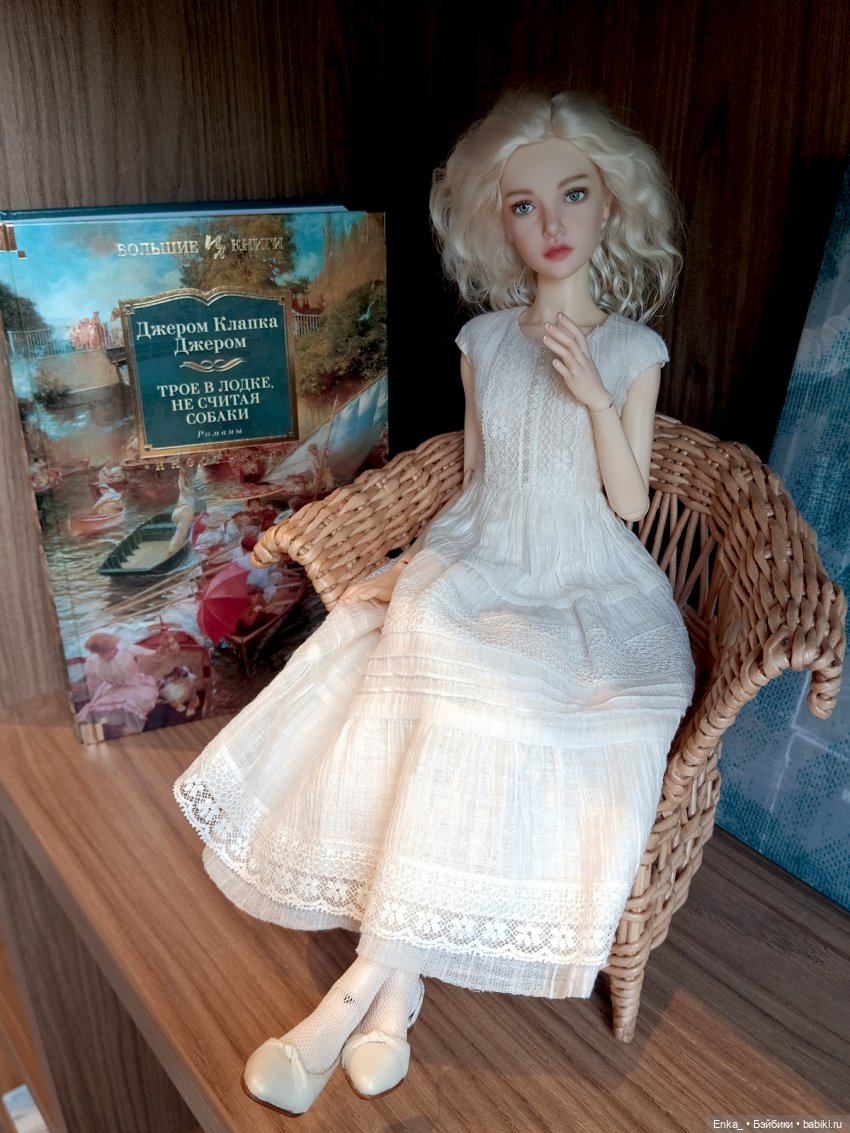 Что увидела Зая на книжной полке