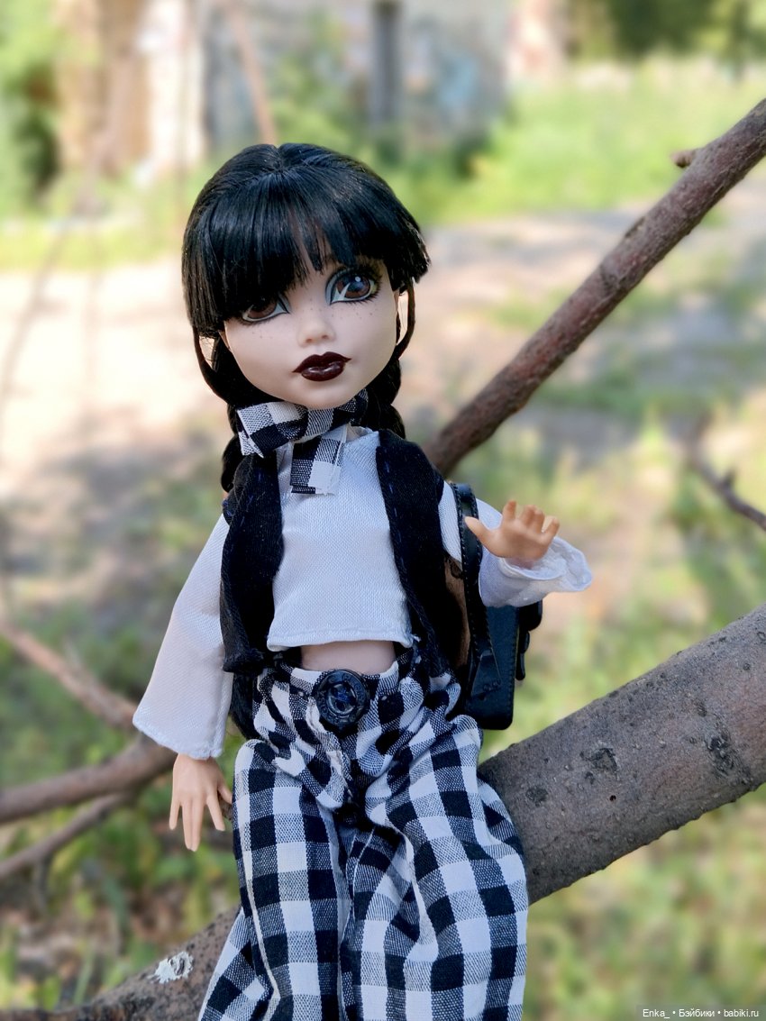 Уэнсдей на дереве — Куклы Monster High (Монстер Хай) (фото 2)