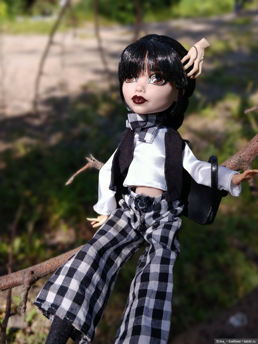 Уэнсдей на дереве — Куклы Monster High (Монстер Хай) (фото 10)
