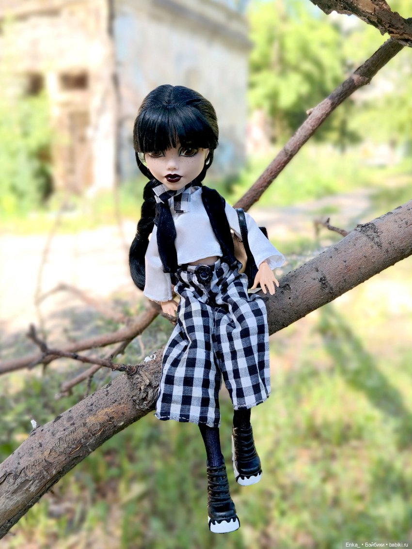 Уэнсдей на дереве — Куклы Monster High (Монстер Хай) (фото 3)