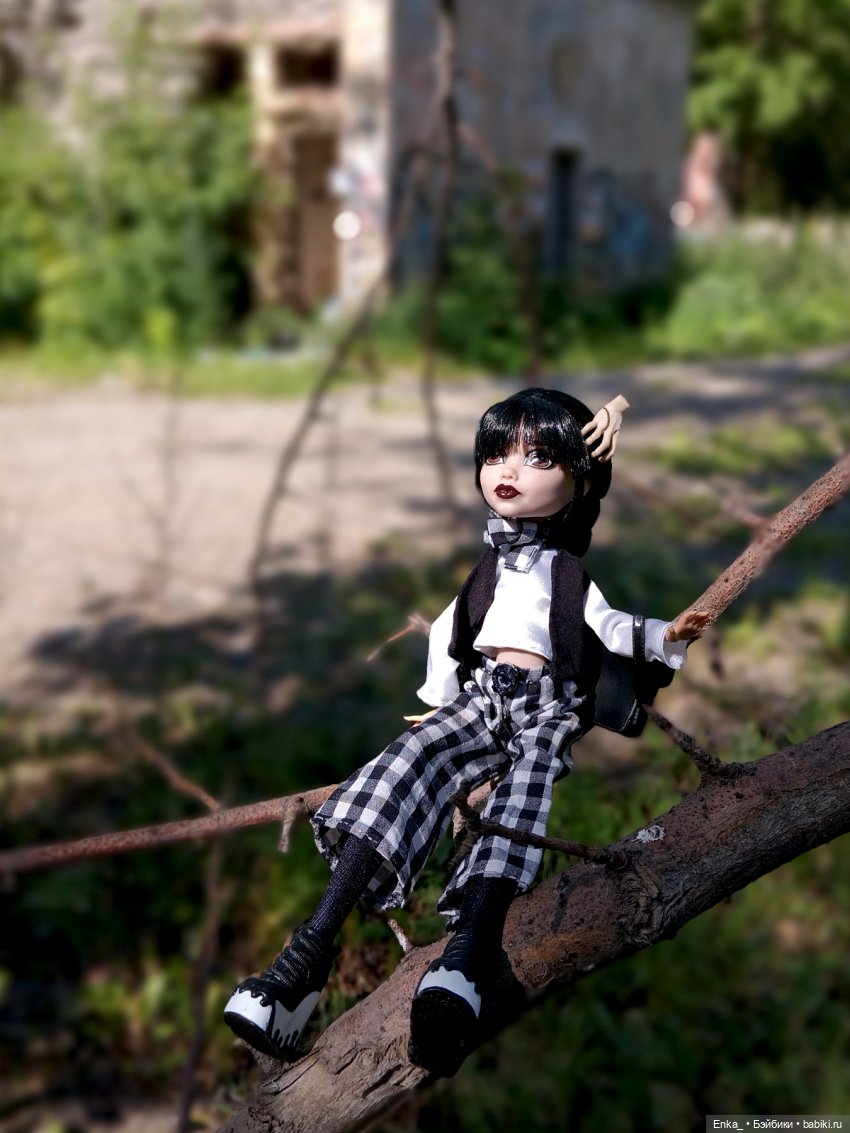 Уэнсдей на дереве — Куклы Monster High (Монстер Хай)