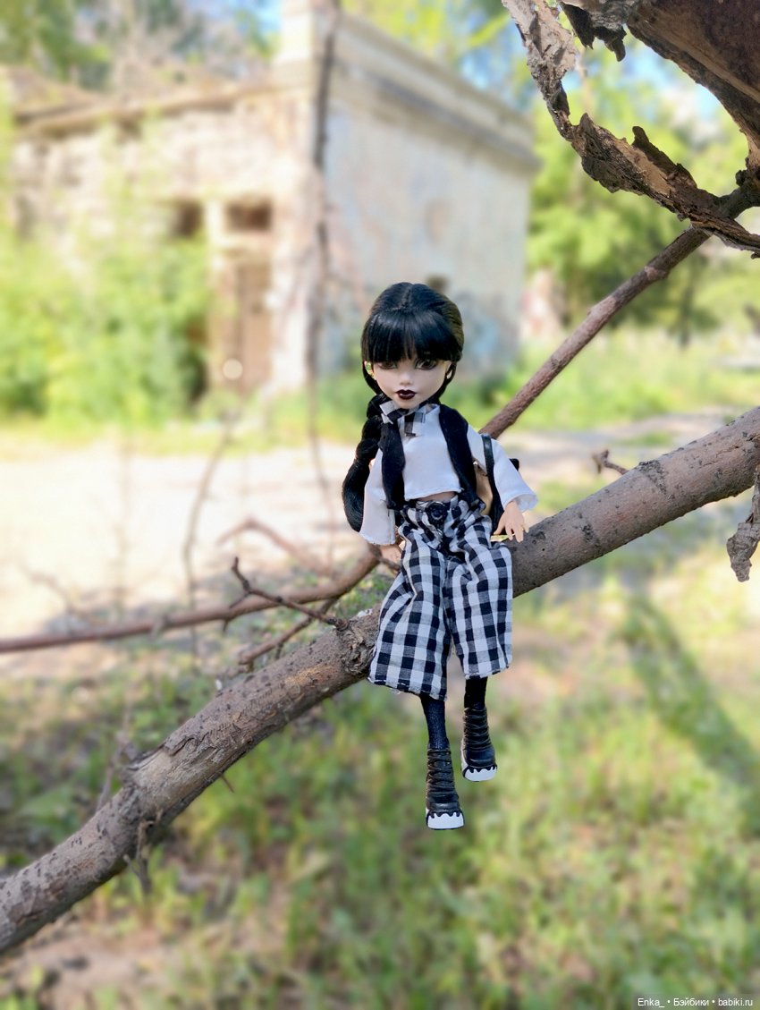 Уэнсдей на дереве — Куклы Monster High (Монстер Хай) (фото 4)