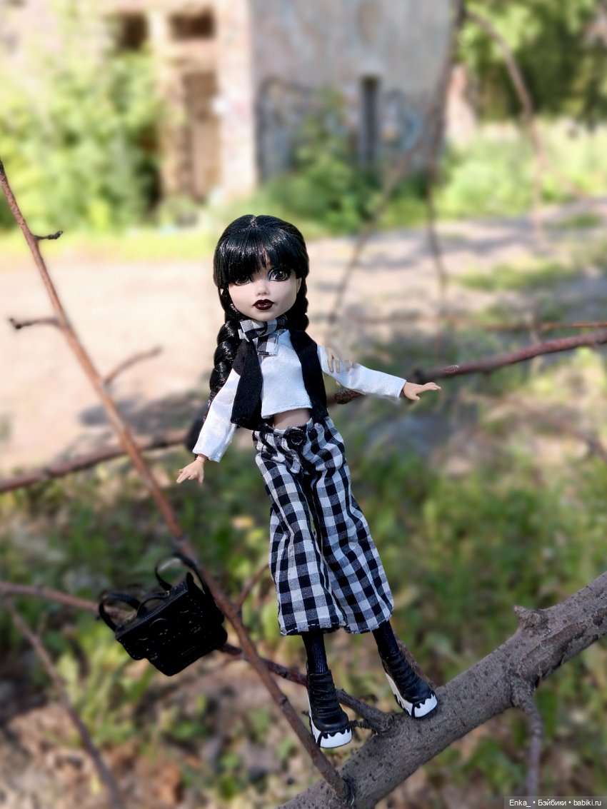 Уэнсдей на дереве — Куклы Monster High (Монстер Хай) (фото 5)