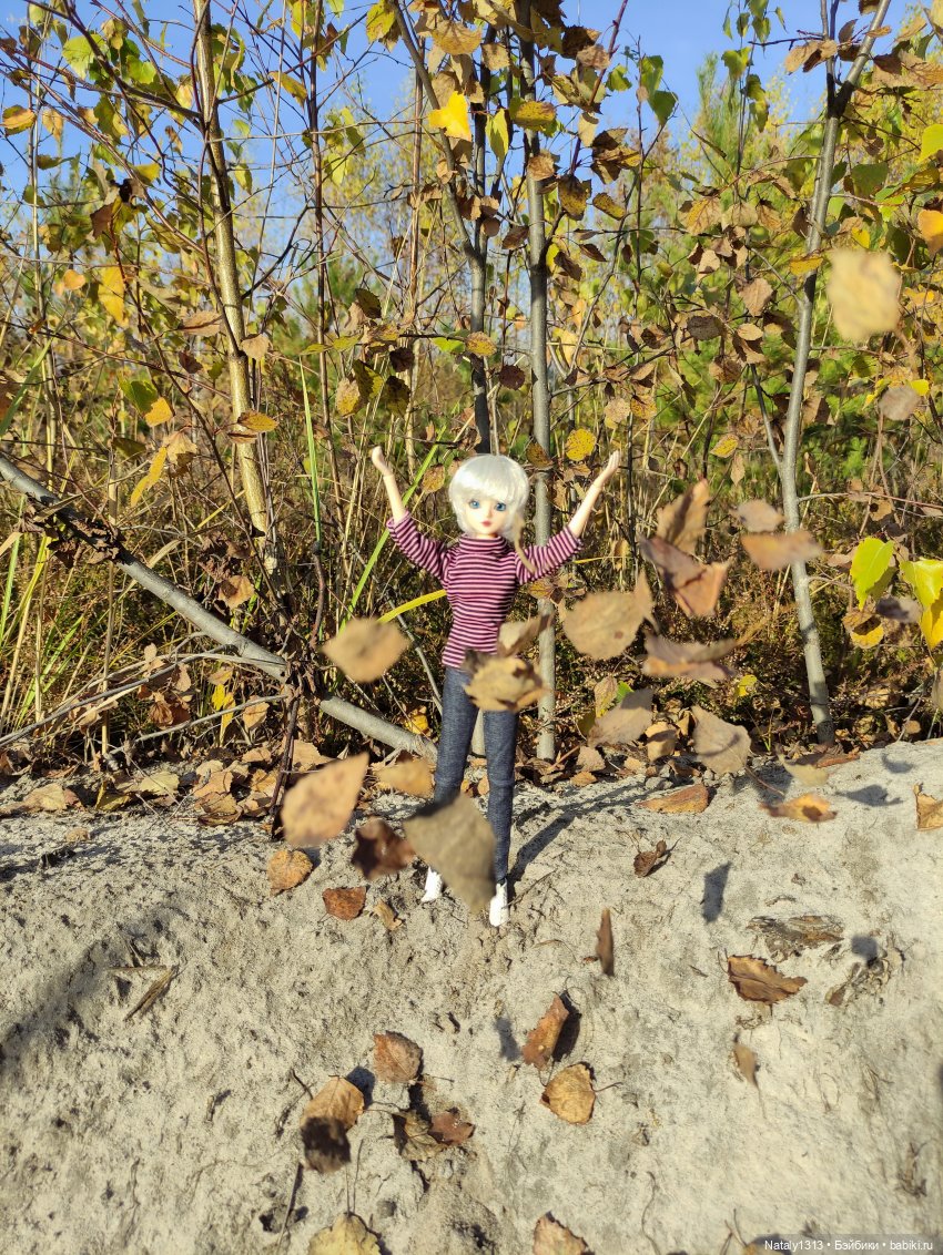 Как же в лесу не покидаться листьями? ))