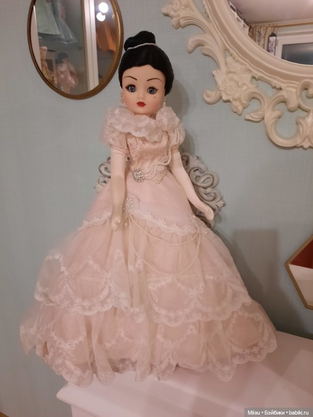 Cissy English Waltz в аутфите Cissy Peacock Rose от Madame Alexander