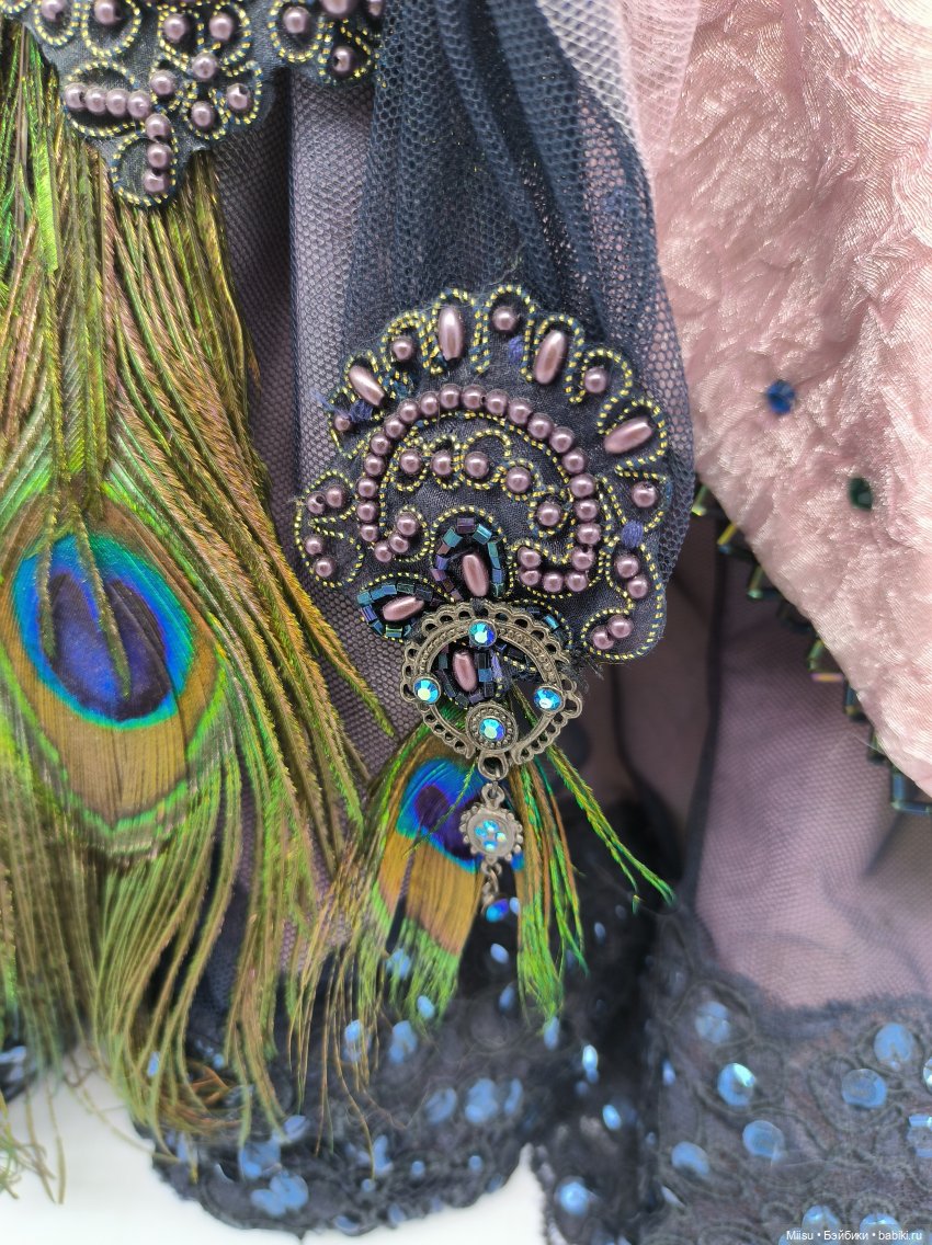 Cissy English Waltz в аутфите Cissy Peacock Rose от Madame Alexander