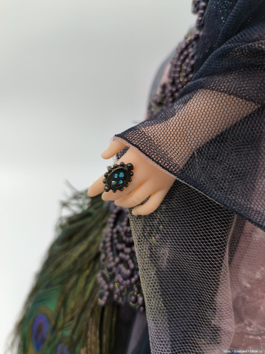 Cissy English Waltz в аутфите Cissy Peacock Rose от Madame Alexander