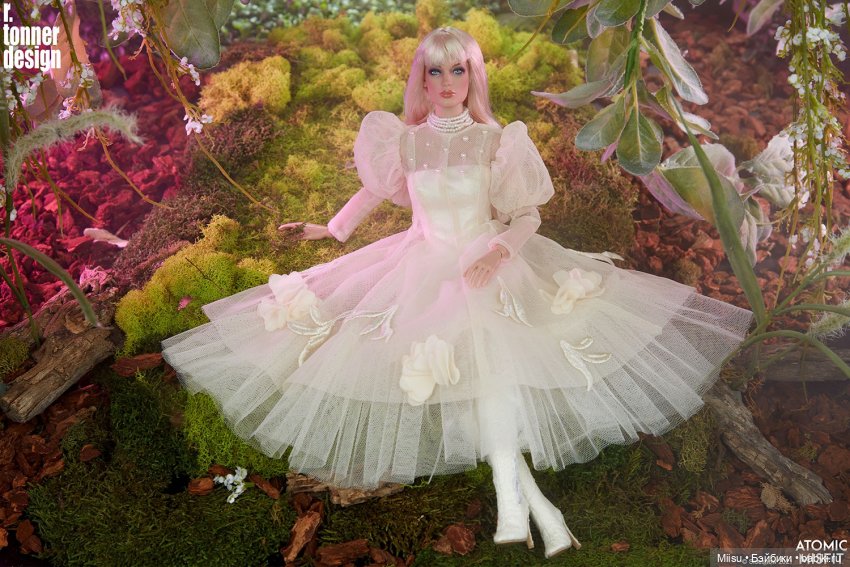 Olivia Chase as Moiré Romantic Notion от Robert Tonner