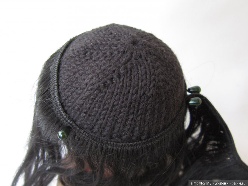Паричок для Баболи на шапочке, связанной спицами или крючком