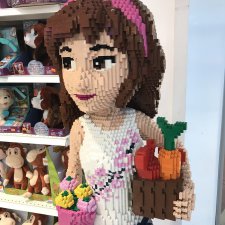 Полочки в небольшом магазине игрушек Стамбула