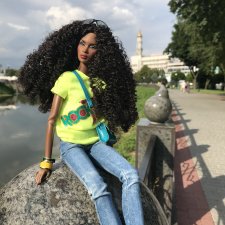 Адель впервые на прогулке