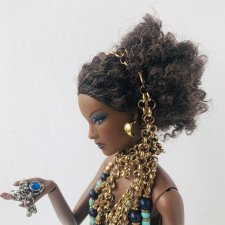 Экзотическая красотка и магический амулет