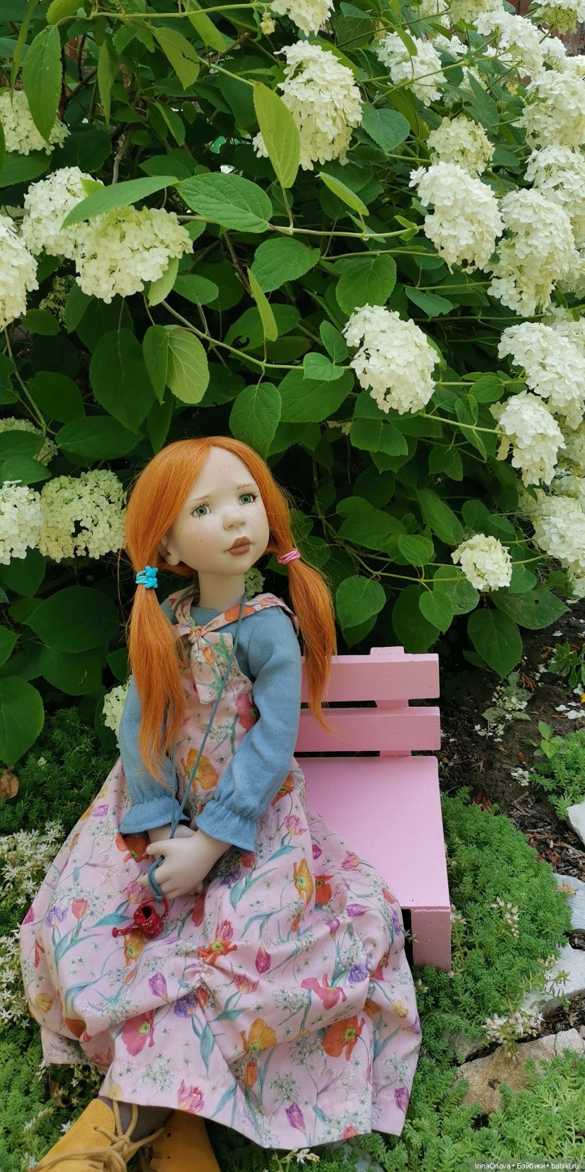 Девочка с маленькой лейкой