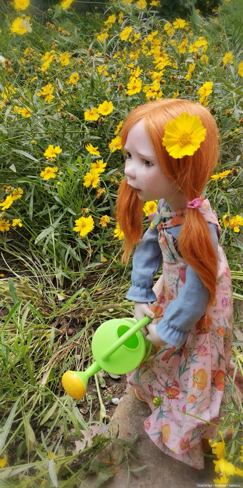 Девочка с маленькой лейкой