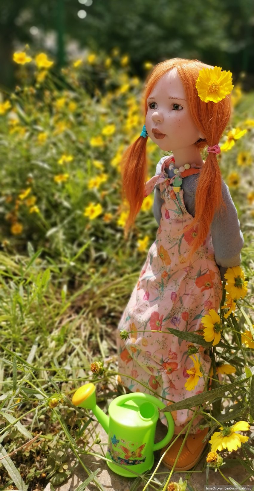 Девочка с маленькой лейкой