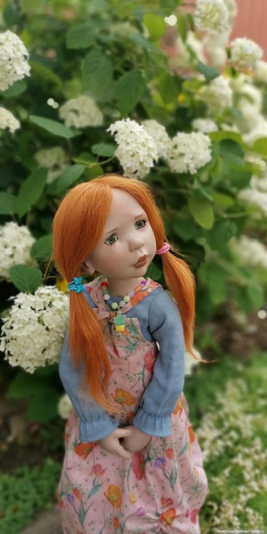 Девочка с маленькой лейкой